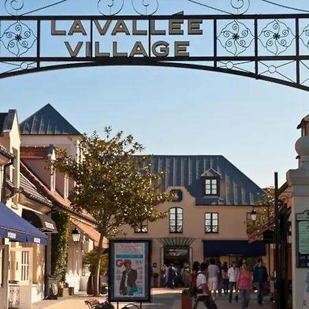 شقة Between Disneyland And Paris. *